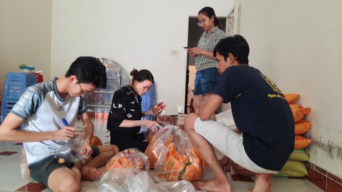 Trao quà cho người dân khó khăn ở cầu Rạch Chiếc và khu vực đường 138 P.Tân Phú, TP.Thủ Đức (22/08/2021)